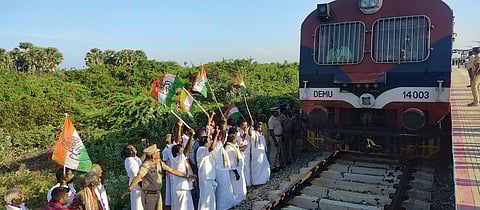 வேதாரண்யத்தில், காங்கிரஸ் கட்சியினர் ரெயில் மறியல்