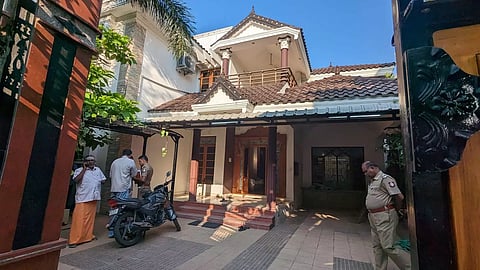 அரசு டாக்டரை கத்தியால் குத்தி 100 பவுன் நகை-பணம் கொள்ளை