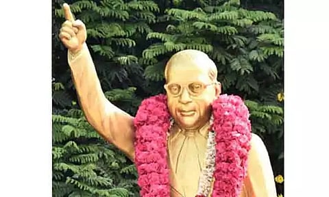அம்பேத்கர் சிலைக்கு அரசியல் கட்சியினர் மாலை அணிவிப்பு