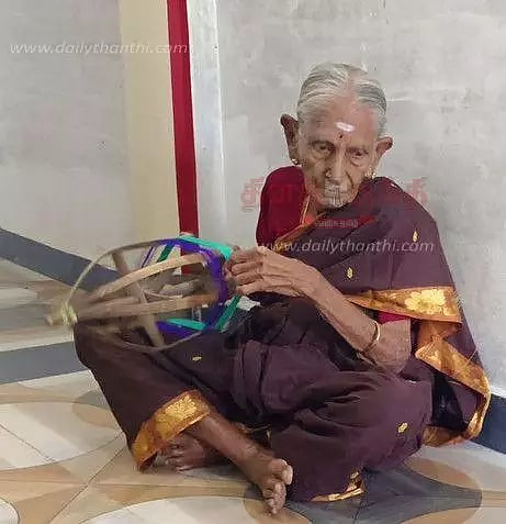 100 வயதை கடந்த மூதாட்டிக்கு பிறந்தநாள் கொண்டாடிய குடும்பத்தினர்