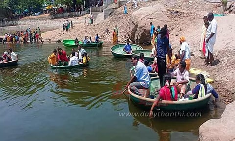 காவிரி ஆற்றின் நடுவில் அமைந்துள்ளநட்டாற்றீஸ்வரர் கோவிலில் சித்திரை திருவிழா;திரளான பக்தர்கள் பரிசலில் வந்து தரிசனம்