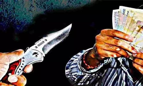 கத்தியை காட்டி பணம் பறிக்க முயற்சி;வாலிபர் கைது