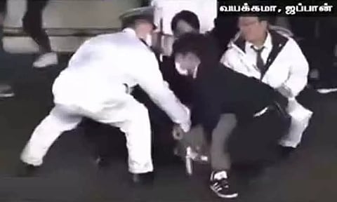 ஜப்பான் பிரதமர் புமியோ கிஷிடா மீது குண்டுவீச்சு - அதிர்ஷ்டவசமாக உயிர் தப்பினார்