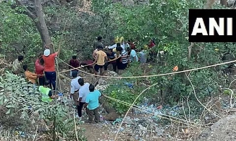 பள்ளத்தாக்கில் பஸ் கவிழ்ந்து விபத்து- 13 பேர் உயிரிழப்பு