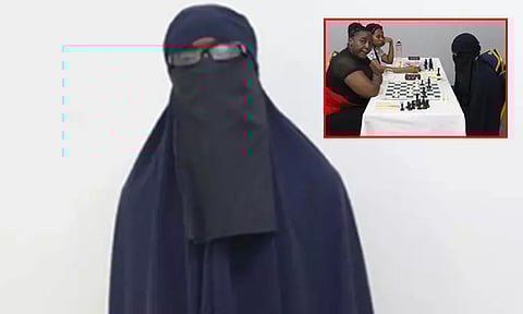 சர்வதேச போட்டியில் புர்கா வேடமிட்டு பெண்களோடு செஸ் விளையாடிய ஆண்