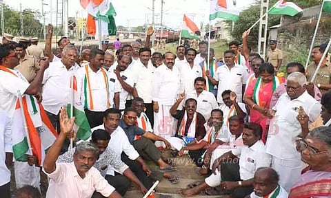 காங்கிரஸ் கட்சியினர் ரெயில் மறியல் போராட்டம்; 75 பேர் கைது