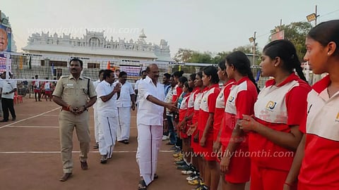 பாலக்கோட்டில்மாநில கைப்பந்து போட்டிமேற்கு மாவட்ட தி.மு.க. செயலாளர் பி.பழனியப்பன் தொடங்கி வைத்தார்