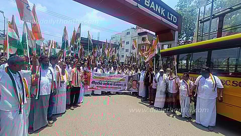 கும்பகோணத்தில், காங்கிரசார் ரெயில் மறியலில் ஈடுபட முயற்சி