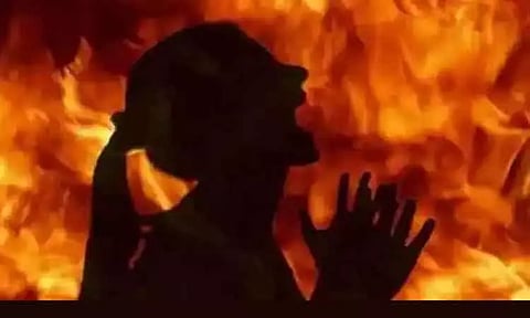 பெருந்துறை அருகேவடமாநில பெண் தீக்குளித்து தற்கொலை