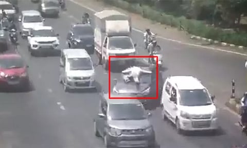 போதையில் போக்குவரத்து காவலரை சுமார் 20 கிலோமீட்டர் தூரத்துக்கு காரில் இழுத்துச் சென்ற நபர்