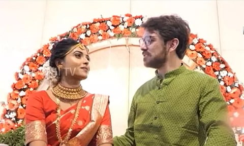 விமான பயணத்தில் மலர்ந்த காதல்... கேரள பெண்ணை கரம்பிடித்த இத்தாலி இளைஞர்...!