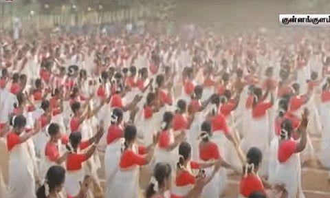 கேரளாவில், ஆயிரம் பெண்கள் பங்கேற்ற திருவாதிரை நடன நிகழ்ச்சி