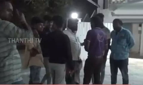 தியேட்டரில் ஆடைக்கட்டுப்பாடா..? லுங்கி அணிந்து சென்றால் அனுமதி மறுப்பு - தி.மலையில் பரபரப்பு