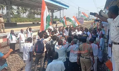 காங்கிரஸ் கட்சியினர் ரெயில் மறியல்