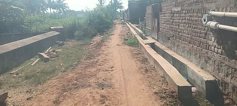 நிலத்தை அளவீடு செய்யாததால் பாதியில் நிறுத்தம்:சாலை அமைக்கும் பணி மீண்டும் தொடங்கப்படுமா?பொதுமக்கள் எதிர்பாப்பு