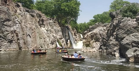 தொடர் விடுமுறையையொட்டி ஒகேனக்கல் களை கட்டியதுபரிசலில் சென்று மகிழ்ந்த சுற்றுலா பயணிகள்