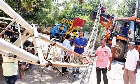 வாக்கி டாக்கி கோபுரம் சரிந்து விழுந்ததால் பரபரப்பு