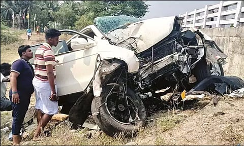 கயத்தாறு அருகே கோர விபத்து: பாலத்தில் கார் மோதி தாயுடன் சென்னை என்ஜினீயர் பலி