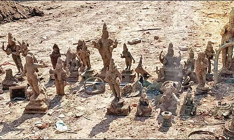 கோவிலில் யாக சாலை அமைக்க பள்ளம் தோண்டியபோது 22 ஐம்பொன் சிலைகள் கண்டெடுப்பு
