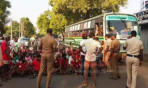 தூய்மை பணியாளர்கள் 'திடீர்' சாலை மறியல்