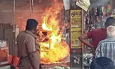 பஸ் நிலையத்தில் தீப்பற்றி எரிந்த டீக்கடை