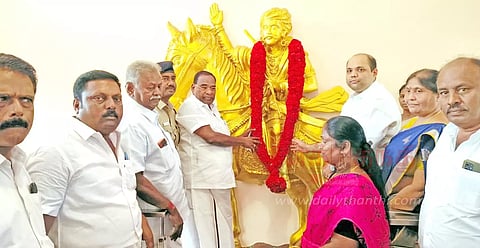 தீரன் சின்னமலை சிலைக்கு கலெக்டர், அரசியல் கட்சியினர் மாலை அணிவித்து மரியாதை