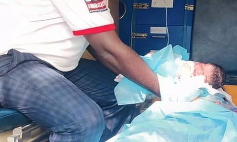 ஆம்புலன்சில் பெண்ணுக்கு குழந்தை பிறந்தது.