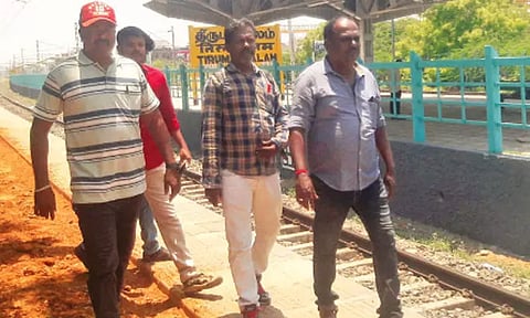 பொதிகை ரெயில் மீது கல்வீச்சு; 2 பெண்கள் படுகாயம்- மர்ம நபர்களுக்கு போலீஸ் வலைவீச்சு