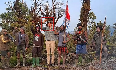 இந்தோனேசியா: கிளர்ச்சியாளர்கள் பிடியில் நியூசிலாந்து விமானி; மீட்க சென்ற 13 ராணுவ வீரர்கள் படுகொலை