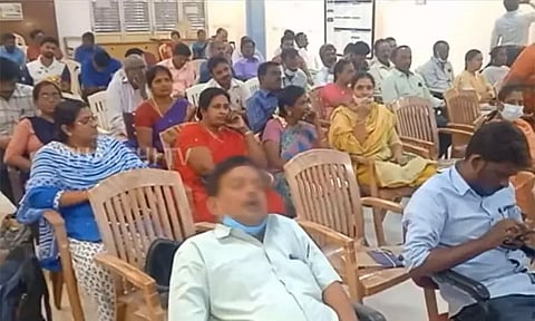 மக்கள் குறைதீர் கூட்டத்தில் குறட்டை விட்டு தூங்கிய அதிகாரி - பொதுமக்கள் அதிர்ச்சி..!