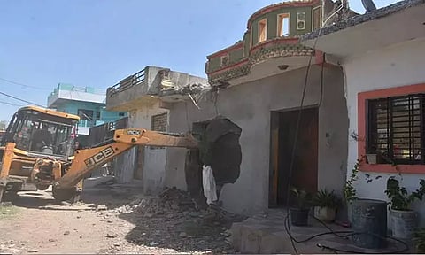 மத்திய பிரதேசம்: சில்மிஷம், கொலை குற்றவாளிகளின் ரூ.1.5 கோடி மதிப்பிலான வீடுகள் இடித்து, தரைமட்டம்