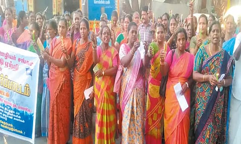 சத்துணவு ஊழியர்கள் மெழுகுவர்த்தி ஏந்தி ஆர்ப்பாட்டம்