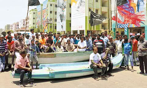 சென்னை நொச்சிக்குப்பத்தில் மீண்டும் வெடித்த போராட்டம்: சாலையில் படகுகளை நிறுத்தி மீனவர்கள் மறியல்