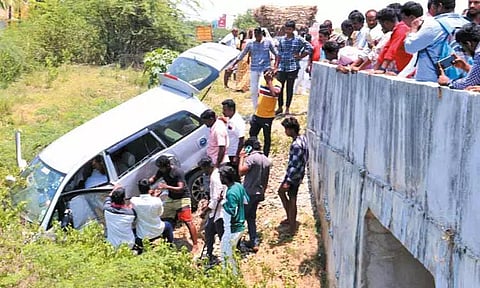 டயர் வெடித்து தாறுமாறாக ஓடியதில் விபத்து: கார்-மோட்டார் சைக்கிள் மோதல்; விவசாயி பலி