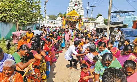 பேரம்பாக்கம் வைகுண்ட பெருமாள் கோவில் தேரோட்டம் - திரளான பக்தர்கள் வடம் பிடித்து இழுத்தனர்