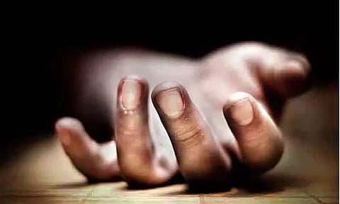 மகளுக்கு குழந்தை இறந்து பிறந்ததால் கொத்தனார் தற்கொலை