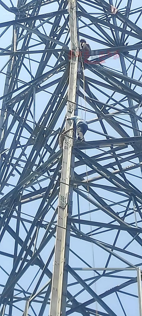 நில ஆவணத்தில் வேறு பெயர் இருப்பதாக கூறிஉயர்மின் கோபுரத்தில் ஏறிவிவசாயி தற்கொலை மிரட்டல்