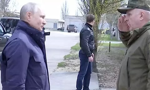 உக்ரைனுக்கு திடீர் பயணம் : ரஷிய படைகளின் கட்டுப்பாட்டில் உள்ள பகுதிகளுக்கு சென்றார் அதிபர் புதின்..!!