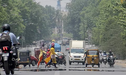 வெப்ப அலை தாக்கம்: ஊழியர்களின் பணி நேரத்தை மாற்றி அமைக்க வேண்டும் - மாநில அரசுகளுக்கு மத்திய அரசு கடிதம்