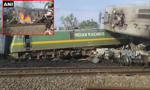 மத்திய பிரதேசம்: சரக்கு ரெயில்கள் நேருக்கு நேர் மோதல்; எஞ்சின்களும் தீப்பிடித்தன