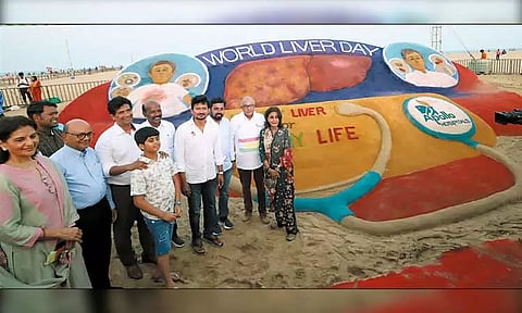 உலக கல்லீரல் தினத்தை முன்னிட்டு மெரினா கடற்கரையில் கல்லீரல் வடிவ மணல் சிற்பம் - அமைச்சர் உதயநிதி ஸ்டாலின் திறந்துவைத்தார்