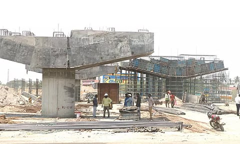 மேம்பாலம் அமைக்கும் பணிகள் தீவிரம்