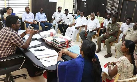 நெல்லிக்குப்பம் தேசிய நெடுஞ்சாலை விரிவாக்க பணி:பாரபட்சமின்றி ஆக்கிரமிப்புகளை அகற்றாவிட்டால் சாலை மறியலில் ஈடுபடுவோம்அனைத்துக்கட்சியினர் அறிவிப்பு