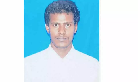 பஸ்சில் பெண்ணை செல்போனில் படம் எடுத்த தகராறில் வாலிபர் அடித்துக்கொலை