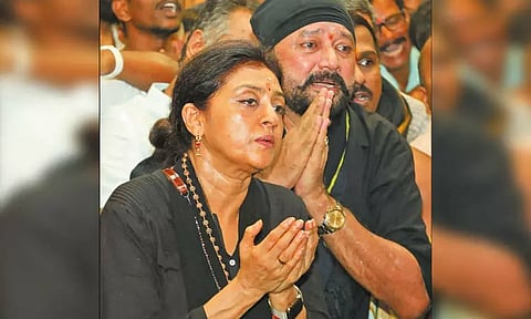 சபரிமலை கோவிலில் மனைவியுடன் தரிசனம் செய்த நடிகர் ஜெயராம்