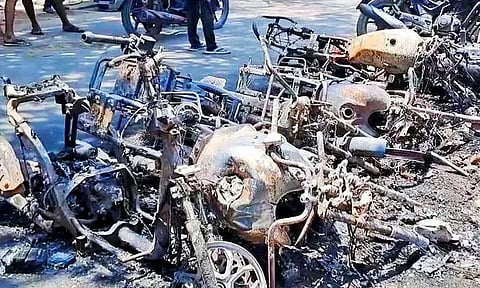 மதுரவாயலில் 16 இருசக்கர வாகனங்கள் தீயில் எரிந்து நாசம்