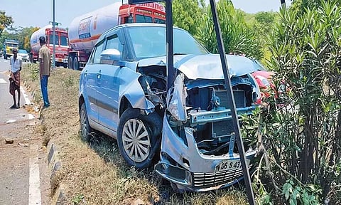 பரனூர் சுங்கச்சாவடி அருகே வழிகாட்டி பெயர் பலகையில் மோதி நின்ற கார்