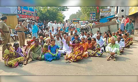 கைது நடவடிக்கைக்கு எதிர்ப்பு தெரிவித்து கிராம மக்கள் திடீர் சாலை மறியல்