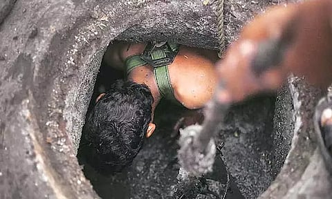 கழிவு நீர் தொட்டியை சுத்தம் செய்தபோது விஷவாவு தாக்கி 2 பேர் மயக்கம்