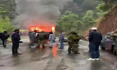 ஜம்மு காஷ்மீரில் பயங்கரவாதிகள் தாக்குதலில் 5 ராணுவ வீரர்கள் உயிரிழப்பு